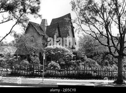La Willat House a Beverly Hills, CA., spesso chiamata la Witch House, era una volta uno studio per i film muti a Culver City prima di essere ricollocato nella sua attuale posizione in un quartiere residenziale. Foto Stock