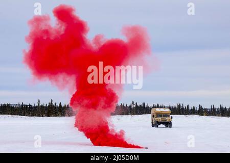 Fort Greely, Alaska, Stati Uniti. 8th Mar 2022. Paracadutisti Spartan del Battaglione di supporto delle Brigate del 725th, del Team di combattimento delle Brigate di fanteria del 4th (Airborne), della Divisione di fanteria del 25th, delle Brigate Spartan e degli equipaggi aerei del Battaglione del 1st, del Regiment dell'Aviazione del 52d, del Battaglione di supporto Generale dell'Aviazione (GSAB), Condurre una prova MEDEVAC in preparazione alla rotazione del Joint Pacific Readiness Multinational Readiness Center 22-02 vicino a Fort Greely, Alaska, 8 marzo 2022. JPMRC 22-02 è la prima rotazione del centro di addestramento di combattimento della stazione domestica (HS-CTC) in Alaska. Si concentra su LSCO (Large Scale Combat Operations) e IS Foto Stock