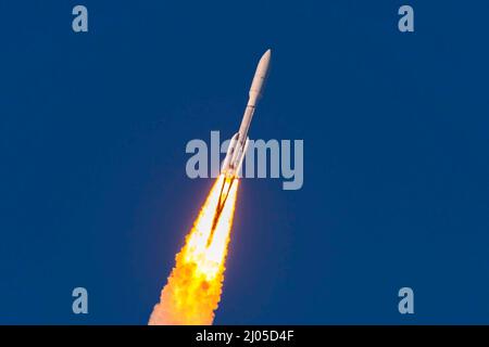 Cape Canaveral Space Force Stati, Florida, USA. 1st Mar 2022. Un razzo United Launch Alliance Atlas V viene lanciato dallo SLC-41 alla Stazione spaziale di Cape Canaveral, Fl., 1 marzo 2022. Questa missione ha portato in orbita il satellite meteorologico avanzato GOES-T della National Oceanic and Atmospheric Administration. Credit: U.S. Space Force/ZUMA Press Wire Service/ZUMAPRESS.com/Alamy Live News Foto Stock