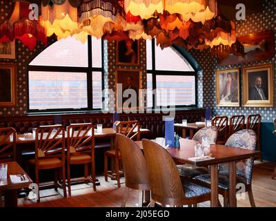 Interno dell'accogliente ristorante Club. Birmingham, Regno Unito Foto Stock