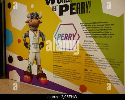 Perry, mascotte per i Giochi del Commonwealth 2022 a Birmingham è introdotto su una scheda di esposizione Foto Stock