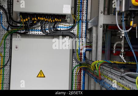 Lloseta, Spagna. 14th Mar 2022. Vista parziale di un impianto solare per la produzione di idrogeno verde a Maiorca. Lo stabilimento fa parte del progetto europeo Green Hysland e del primo stabilimento industriale in Spagna. L'impianto produrrà idrogeno verde da energia solare e acqua, che sarà utilizzato come combustibile per crociere e autobus rispettosi dell'ambiente, nonché batterie a idrogeno. Credit: Clara Margais/dpa/Alamy Live News Foto Stock