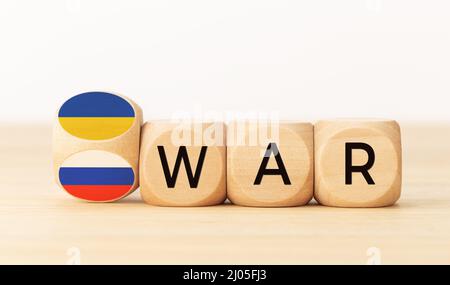 Concetto di guerra Ucraina e Russia. Bandiera nazionale e parola sul blocco di legno. Spazio di copia Foto Stock