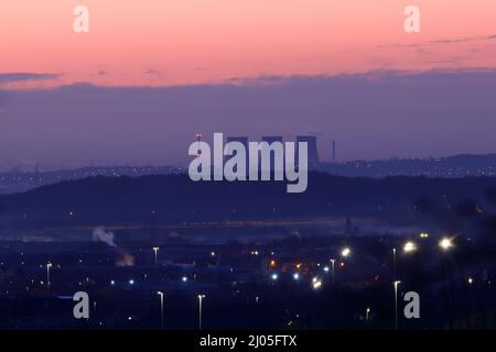 Tre rimanenti toer di raffreddamento alla stazione di Ferrybridge 2 giorni prima di essere demoliti da esplosivi controllati Foto Stock