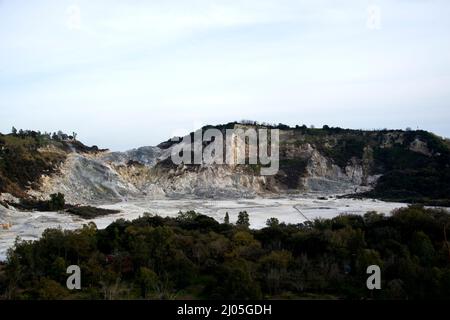 Pozzuoli, Italia. 16th Mar 2022. Solfatara di Pozzuoli, è uno dei quaranta vulcani dei campi Flegrei, Italia meridionale. Fuorigrotta, Italia, 16 marzo 2022. (Foto di Vincenzo Izzo/Sipa USA) Credit: Sipa USA/Alamy Live News Foto Stock