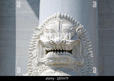 Incredibile scultura leone custode di fronte alla Sala delle ordinazioni di Wat Benchamabophit (il Tempio di marmo) a Bangkok, Thailandia Foto Stock