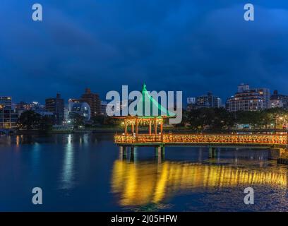 fukuoka, kyushu - dicembre 06 2021: Il Padiglione Ukimi-do riflette di notte le sue luci sull'antico fossato esterno del Castello di Fukuoka rinominato Ohori Park de Foto Stock