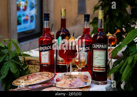 Aperol, Camperi e pizza in un ristorante a Roma. Foto Stock