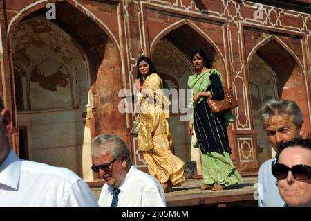 New Delhi, India. 16th Mar 2022. A Nuova Delhi, India il 16 marzo 2022 la gente visita lodhi Garden Nuova Delhi il mercoledì, (Foto di Ravi Batra/sipa USA ) RB 03162022 Credit: Sipa USA/Alamy Live News Foto Stock