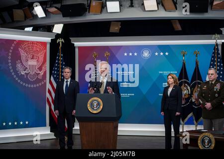 Al Presidente degli Stati Uniti Joe Biden si unisce da sinistra: Il Segretario di Stato degli Stati Uniti Antony Blinken, Kathleen Hicks, il Vice Segretario della Difesa degli Stati Uniti, e il generale dell'esercito degli Stati Uniti Mark A. Milley, Il Presidente dei Capi congiunti del personale AS presenta osservazioni sull'assistenza fornita dagli Stati Uniti all'Ucraina nell'Auditorium del South Court dell'Eisenhower Executive Office Building nel White House Campus di Washington, DC, mercoledì 16 marzo 2022. Credito: Rod Lamkey/CNPhe Segretario di Stato Antony Blinken, Biden, Vice Segretario della Difesa Kathleen Hicks e Presidente Foto Stock