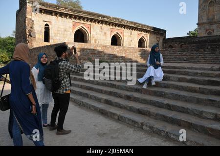 New Delhi, India. 16th Mar 2022. A Nuova Delhi, India il 16 marzo 2022 la gente visita lodhi Garden Nuova Delhi il mercoledì, (Foto di Ravi Batra/sipa USA ) RB 03162022 Credit: Sipa USA/Alamy Live News Foto Stock