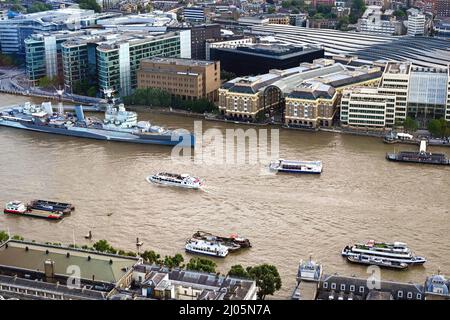 Londra, Inghilterra - Agosto 2021: Vista aerea delle barche e degli efrries sul Tamigi. Foto Stock