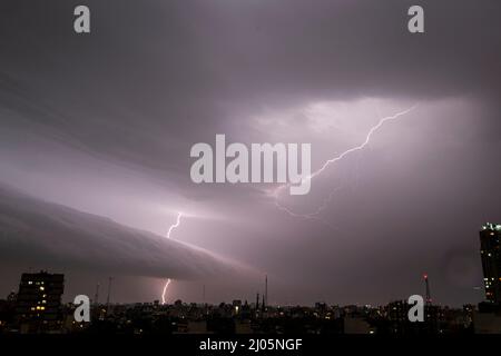 Marzo 16, 2022, Città di Buenos Aires, Città di Buenos Aires, Argentina: Archivio foto.- Lightning Storm in Buenos Aires il 2022 febbraio 26 (Credit Image: © Julieta Ferrario/ZUMA Press Wire) Foto Stock