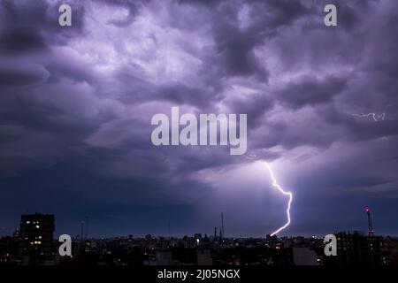 Marzo 16, 2022, Città di Buenos Aires, Città di Buenos Aires, Argentina: Archivio foto.- Lightning Storm in Buenos Aires il 2022 febbraio 26 (Credit Image: © Julieta Ferrario/ZUMA Press Wire) Foto Stock