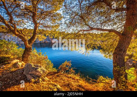 Lo Zmajevo oko, lago Dragon's Eye al tramonto. Il villaggio di Rogoznica, una destinazione turistica popolare sulla costa dalmata del mare Adriatico in Croazia, Foto Stock