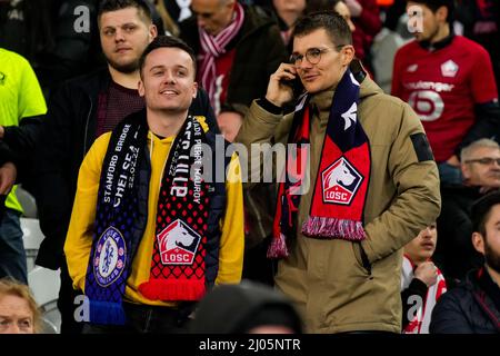 Lille, Francia. 16th Mar 2022. LILLE, FRANCIA - MARZO 16: Sostenitori di Lille OSC prima del UEFA Champions League Round di sedici partite di due manche tra Lille OSC e Chelsea FC allo Stade Pierre Mauroy il 16 marzo 2022 a Lille, Francia (Foto di Geert van Erven/Orange Pictures) Credit: Orange Pics BV/Alamy Live News Foto Stock