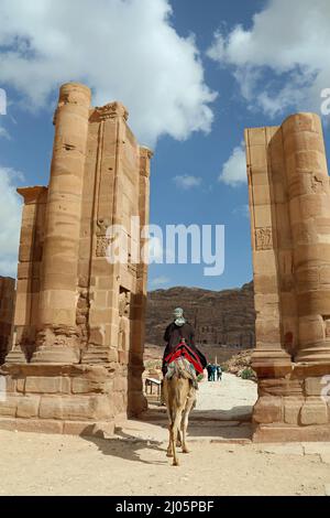 Porta di Adriano a Petra in Giordania Foto Stock