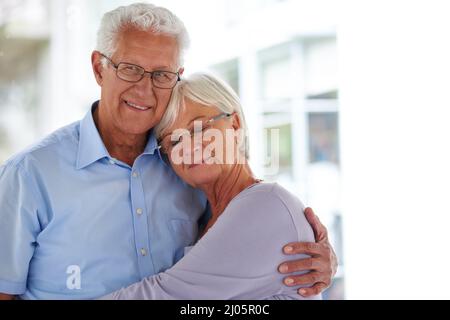 Completamente soddisfatto. Ritratto di una coppia anziana amorevole. Foto Stock