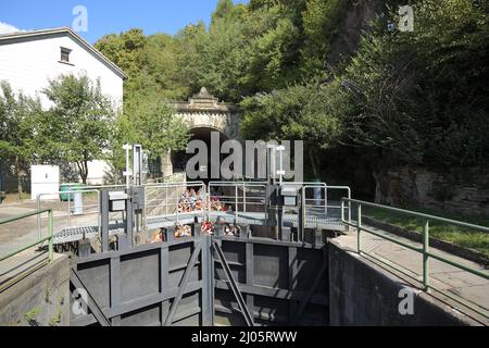 Canoisti nella serratura del più antico e più lungo tunnel di navigazione in Germania a Weilburg, Hesse, Germania Foto Stock