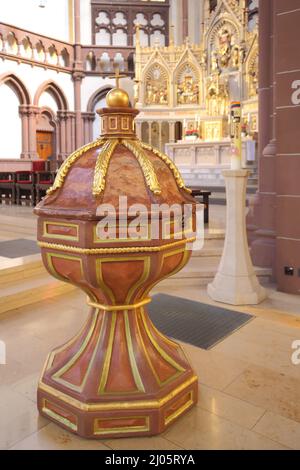 Magnifico fonte battesimale nella Cattedrale di San Pietro ad Heppenheim, Assia, Germania Foto Stock