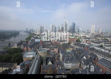 Vista dal Kaiserdom sullo skyline di Francoforte, Assia, Germania Foto Stock