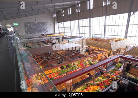 Bancarelle del mercato nella Kleinmarkthalle di Francoforte, Assia, Germania Foto Stock