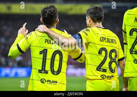 Lille, Francia. 16 marzo 2022, Villeneuve-d'Ascq, Francia: Christian PULISIC di Chelsea celebra il suo obiettivo con Cesar AZILICAETA di Chelsea durante la partita della UEFA Champions League tra Lille OSC (LOSC) e Chelsea FC allo Stadio Pierre Mauroy il 16 marzo 2022 a Villeneuve-d'Ascq vicino Lille, Francia. (Credit Image: © Matthieu Mirville/ZUMA Press Wire) Credit: ZUMA Press, Inc./Alamy Live News Foto Stock