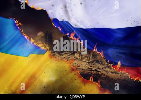 Bandiera Ucraina con fuoco e città distrutta Foto Stock