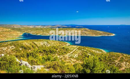 Vista panoramica della costa adriatica con la città di Primosten in Croazia, Europa. Foto Stock