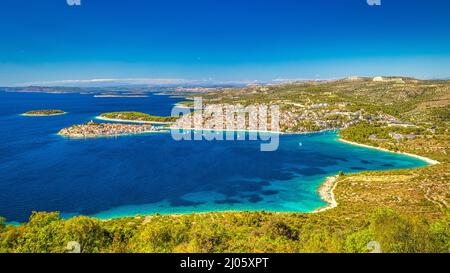 Vista panoramica della costa adriatica con la città di Primosten in Croazia, Europa. Foto Stock