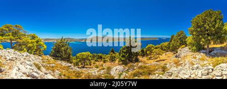 Vista panoramica della costa adriatica vicino al villaggio di Rogoznica, una popolare destinazione turistica sulla costa dalmata del mare Adriatico in Croazia, Europa. Foto Stock