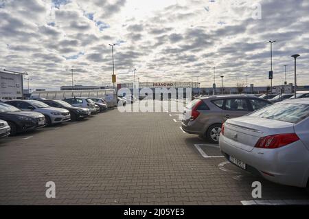 File di auto parcheggiate in un parcheggio nella zona commerciale di Franowo Foto Stock