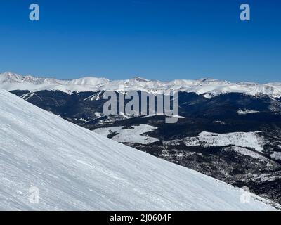 Vista panoramica dalle pendici dell'Imperial Bowl al Peak 8, Breckenridge Ski Resort, Colorado. Foto Stock