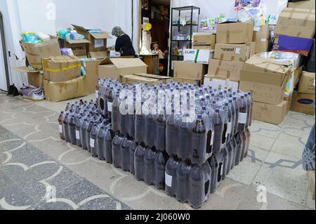 Lviv, Ucraina. 16th Mar 2022. Aiuto umanitario in uno dei teatri di Lviv. Le truppe russe sono entrate in Ucraina il 24 febbraio. (Foto di Mykola TYS/SOPA Images/Sipa USA) Credit: Sipa USA/Alamy Live News Foto Stock