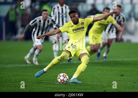 Torino, Italia. 16th Mar 2022. Araut Danjuma di Villarreal CF segna il terzo gol della sua squadra durante l'UEFA Champions League Round di sedici manche tra Juventus FC e Villareal CF. Credit: Marco Canoniero/Alamy Live News Foto Stock