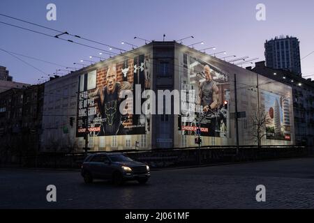 Kiev, Ucraina. 16th Mar 2022. Un'auto passa davanti a una grande pubblicità di idoneità su una strada vuota. Vitali Klitschko, sindaco di Kyiv ha annunciato un coprifuoco della durata di 35 ore, dalle 8pm (18:00 GMT) di martedì alle 7am (05:00 GMT) di giovedì, dicendo che è stata una ìdecision delle commandî militari, come la Russia intensifica bombardamenti offensivi e attacchi aerei, circondando la capitale Ucraina. (Foto di Alex Chan Tsz Yuk/SOPA Images/Sipa USA) Credit: Sipa USA/Alamy Live News Foto Stock