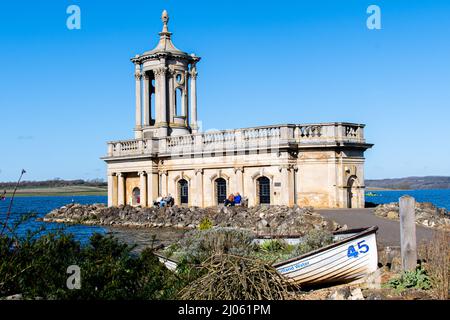 La chiesa Sunken a Normanton Rutland Water a Oakham con piccola barca in primo piano Foto Stock