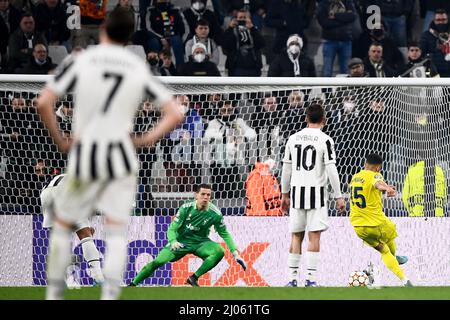 Torino, Italia. 16 marzo 2022. Araut Danjuma di Villarreal CF segna un gol da un calcio di punizione durante il round della UEFA Champions League di sedici partite di calcio di seconda gamba tra Juventus FC e Villarreal CF. Credit: Nicolò campo/Alamy Live News Foto Stock