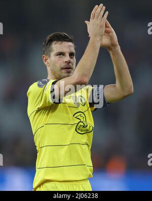 Lille, Francia, 16th marzo 2022. Cesar Azpilicueta di Chelsea applaude i tifosi dopo la partita della UEFA Champions League allo Stade Pierre Mauroy di Lille. Il credito dell'immagine dovrebbe leggere: Paul Terry / credito dello Sportimage: Notizie dal vivo dello Sportimage/Alamy Foto Stock