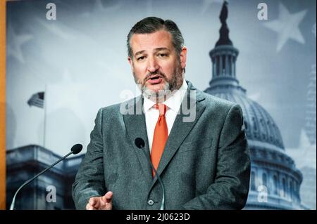 Washington, Stati Uniti. 16th Mar 2022. Il senatore statunitense Ted Cruz (R-TX) parla a una conferenza stampa in cui i senatori repubblicani hanno parlato dell'Ucraina. Credit: SOPA Images Limited/Alamy Live News Foto Stock