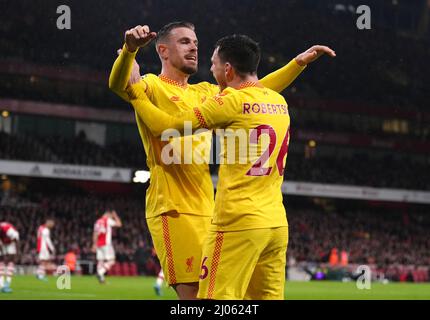 Jordan Henderson di Liverpool (a sinistra) e Andrew Robertson festeggiano dopo che Roberto Firmino 9not nella foto) segnano il secondo obiettivo della partita della Premier League all'Emirates Stadium di Londra. Data foto: Mercoledì 16 marzo 2022. Foto Stock