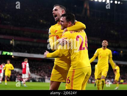 Jordan Henderson di Liverpool (a sinistra) e Andrew Robertson festeggiano dopo che Roberto Firmino 9not nella foto) segnano il secondo obiettivo della partita della Premier League all'Emirates Stadium di Londra. Data foto: Mercoledì 16 marzo 2022. Foto Stock