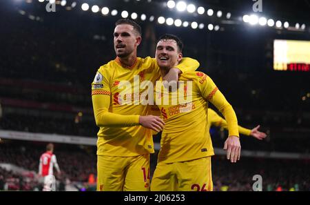 Jordan Henderson di Liverpool (a sinistra) e Andrew Robertson festeggiano dopo che Roberto Firmino 9not nella foto) segnano il secondo obiettivo della partita della Premier League all'Emirates Stadium di Londra. Data foto: Mercoledì 16 marzo 2022. Foto Stock