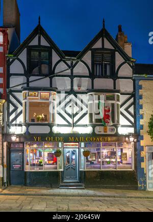 YE Olde Mail Coach Pub, High Street, Conwy, Galles del Nord. Immagine scattata nel novembre 2021. Foto Stock