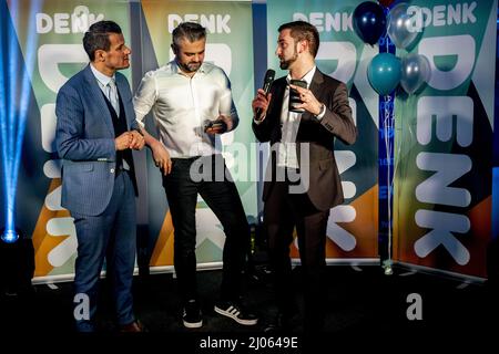 ROTTERDAM - DENK-lijsttrekker Farid Azarkan , Stephan van Baarle en Tunahan Kuzu reageren vanuit het partijbureau op de uitslagen voor de gemeenteraadsverkiezingen. ANP ROBIN UTRECHT Foto Stock