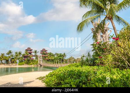 Palawan Beach e il ponte al punto più a sud dell Asia continentale sull'Isola di Sentosa, Singapore Foto Stock