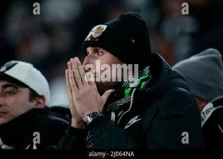 Torino, Italia. 16th Mar 2022. Juventus Supporter durante la UEFA Champions League, Round of 16, partita di calcio a 2nd stadi tra Juventus FC e Villarreal CF il 16 marzo 2022 all'Allianz Stadium di Torino, Italia Credit: Independent Photo Agency/Alamy Live News Foto Stock