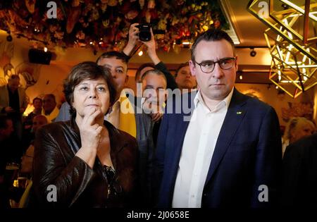 DEN HAAG - Hart voor Den Haag-lijsttrekker Richard de MOS reageert Met Rita Verdonk in cafe Luden op de uitslagen voor de gemeenteraadsverkiezingen. ANP LEX VAN LIESHOUT Foto Stock