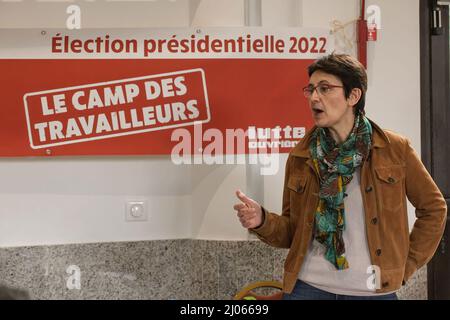 Aix en Provence, Francia. 16th Mar 2022. Nathalie Arthaud è visto durante il suo discorso con il suo slogan dietro di lei. Nathalie Arthaud, candidato alle elezioni presidenziali è a Aix-en-Provence. Incontra gli studenti per uno scambio di idee. Nathalie Arthaud rappresenta il partito estrema sinistra Lutte OuvriËre. (Foto di Laurent Coust/SOPA Images/Sipa USA) Credit: Sipa USA/Alamy Live News Foto Stock