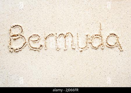 Scrivere a mano le parole 'Bermuda' sulla sabbia della spiaggia Foto Stock